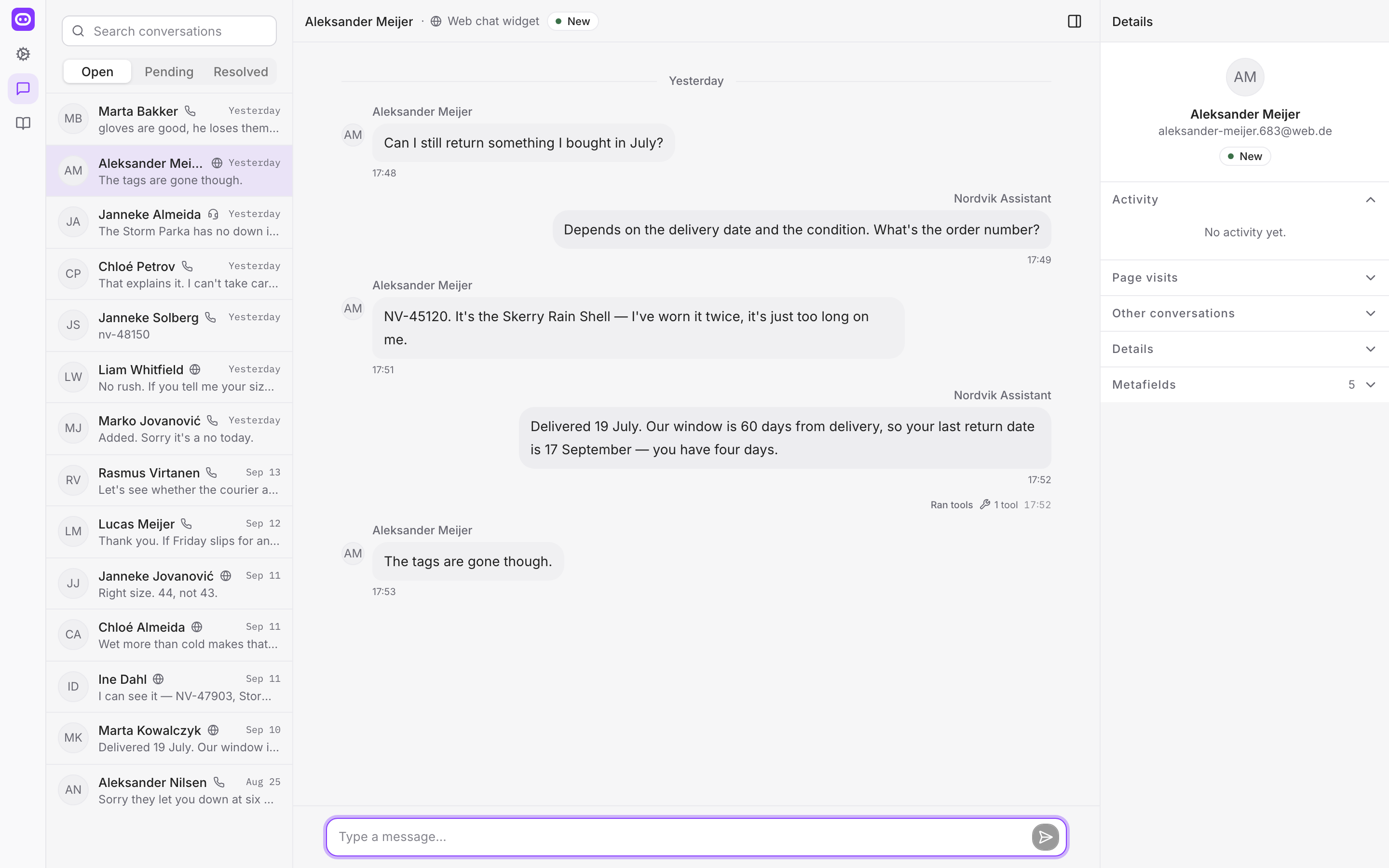 A conversation open in the inbox, with the list on the left and the customer's details on the right